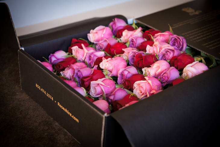 caja con rosas de colores