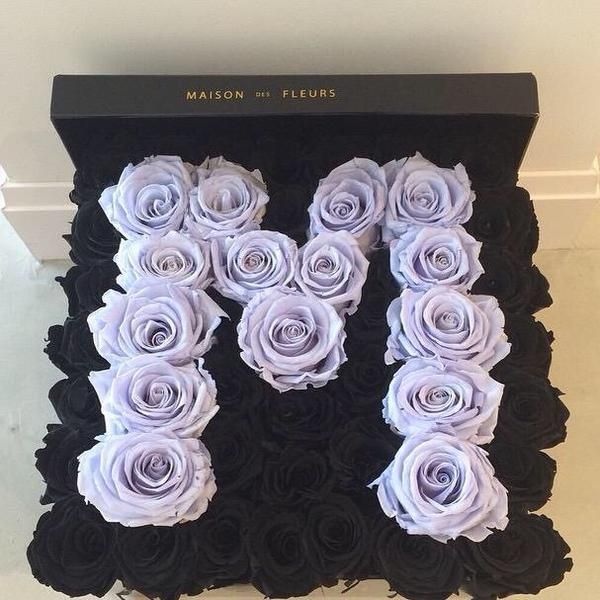rosas lila y oscuras en caja