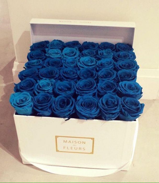 caja con rosas azules