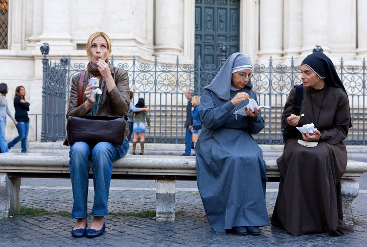 Escena de la película comer, rezar y amar. mujer comiendo junto a unas monjas 