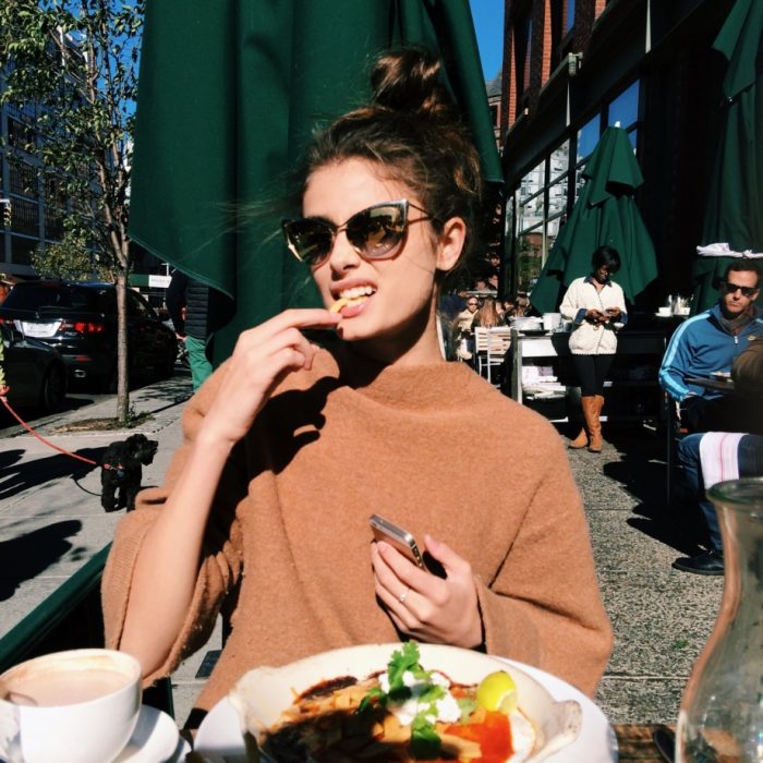 Chica comiendo en un restaurante 