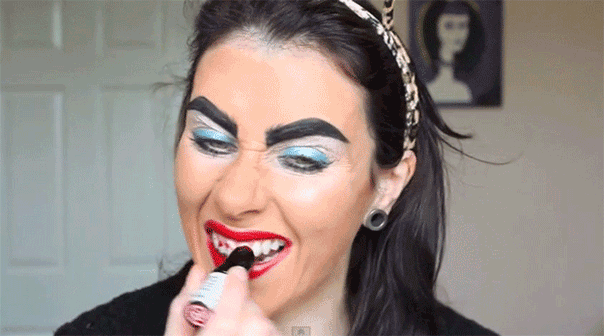 GIF Chica poniendose labial en los dientes
