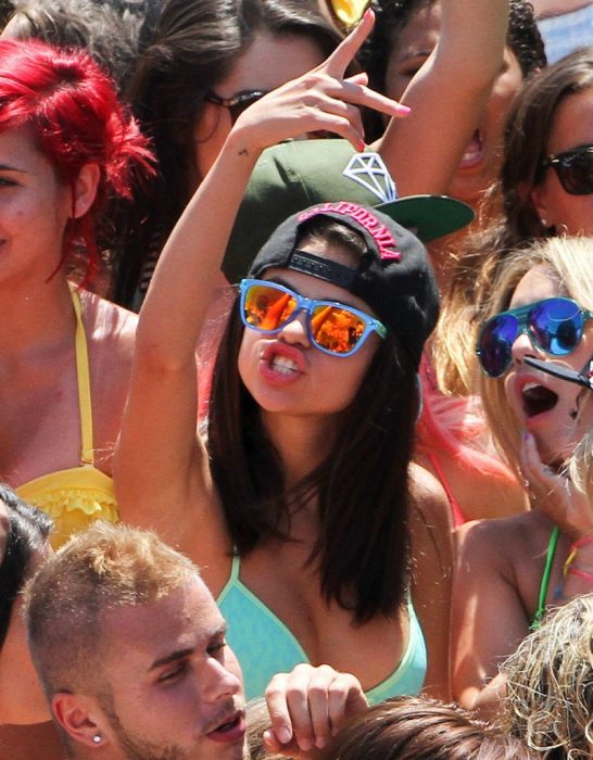 chica con gorra y lentes se divierte 