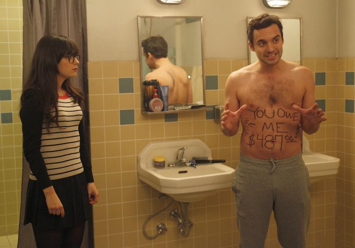 Escena de la serie new girl chicos en el baño