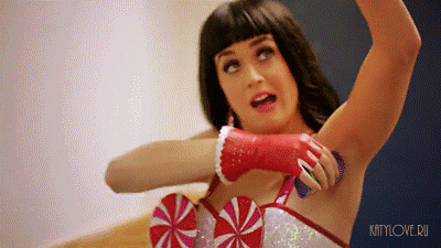 GIF Katy perry untándose desodorante