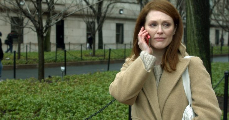 Escena de la película still alice. Mujer llamando por teléfono 