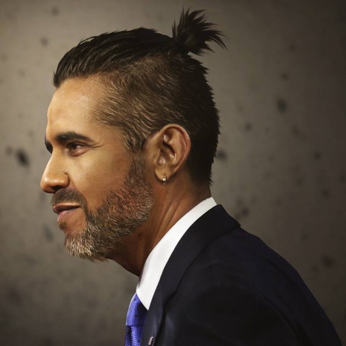 hombre con mini man bun