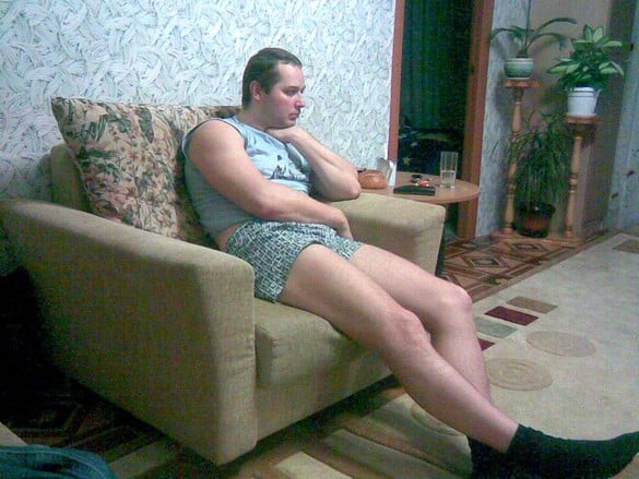 hombre sentado en el sofá en calzones