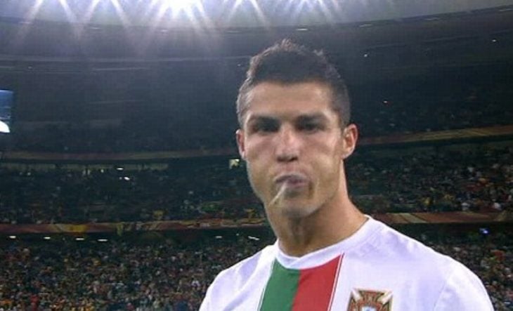 Cristiano Ronaldo escupiendo