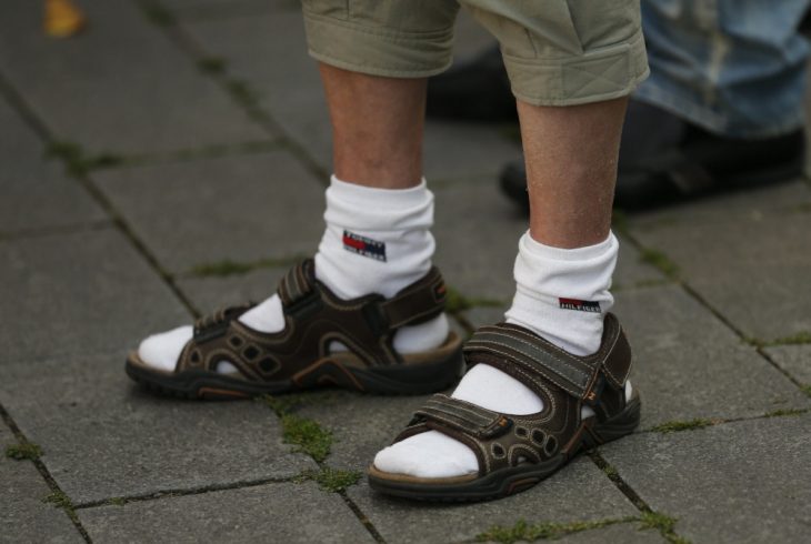 hombre con calcetines y sandalias