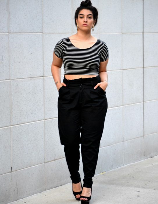 chica con pantalon negro y croptop 