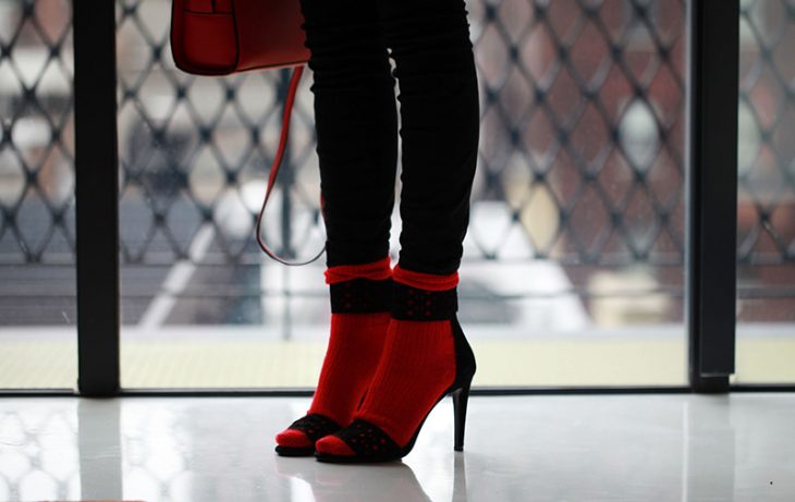 chica con tacones y calcetas rojas 