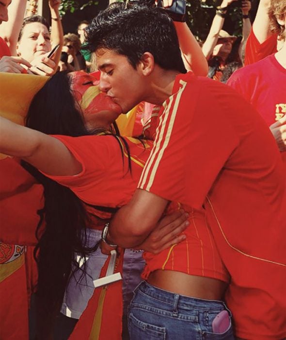 pareja se besa celebrando futbol 