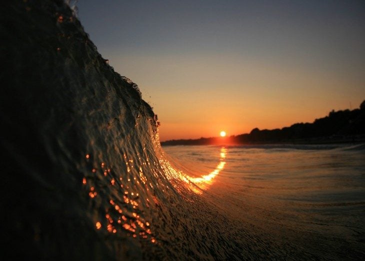 reflejo del sol en una ola