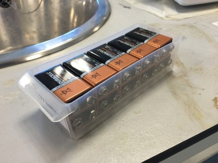 baterías cuadradas acomodadas en caja