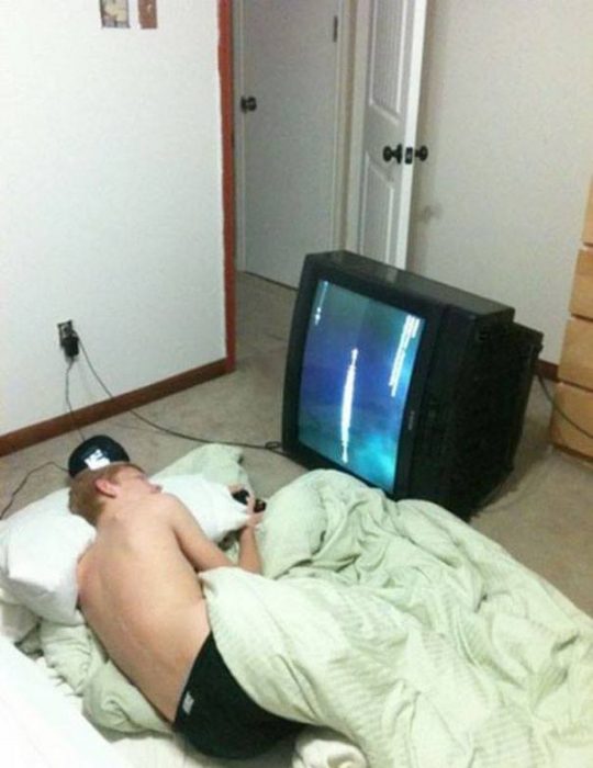 chico con televisión de costado