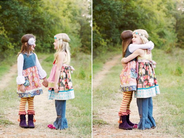 dos niñas en el campo abrazadas 