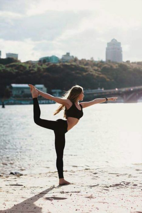 chica haciendo yoga al aire libre