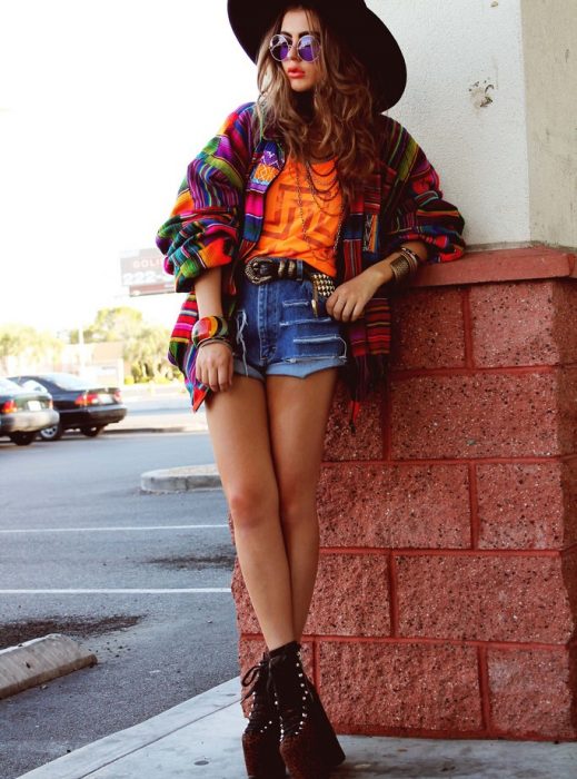 chica con short, sombrero y chamarra 