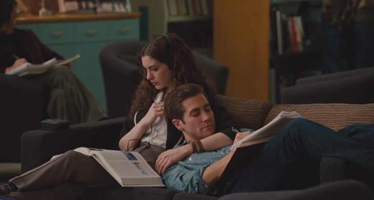 Escena de la película amor y otras adicciones. Pareja recostada leyendo 