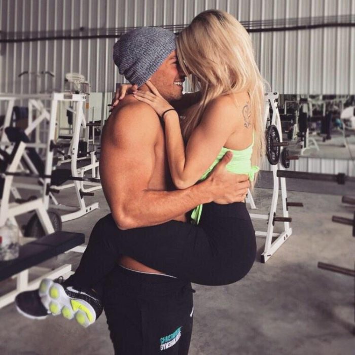 Pareja de novios en el gimnasio 