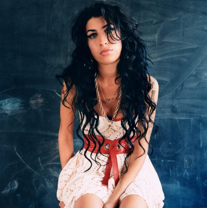 Cantante Amy Winehouse posando para la portada de su disco Back to black