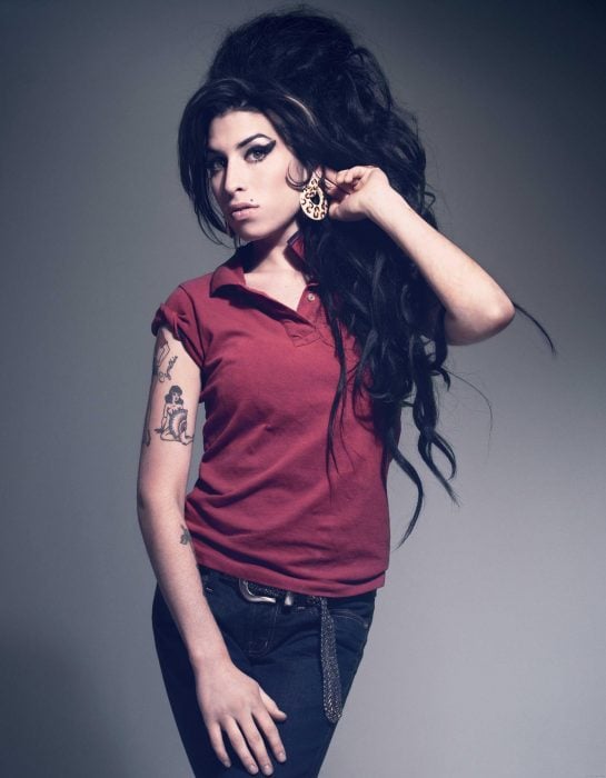Cantante Amy Winehouse posando para una fotografía 