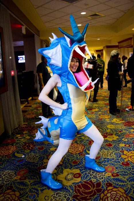 Chica vestida como el pokemon Gyarados