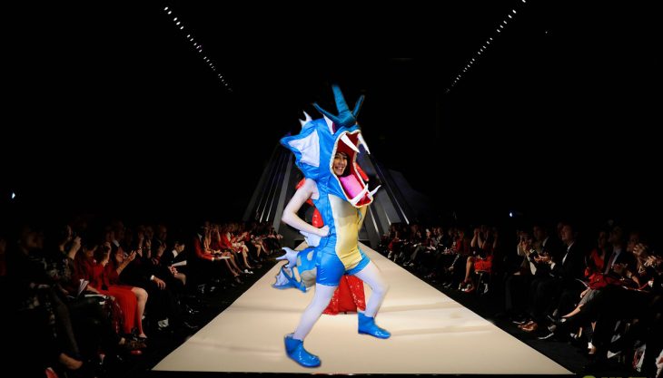 Chica vestida como el pokemon Gyarados caminado por una pasarela