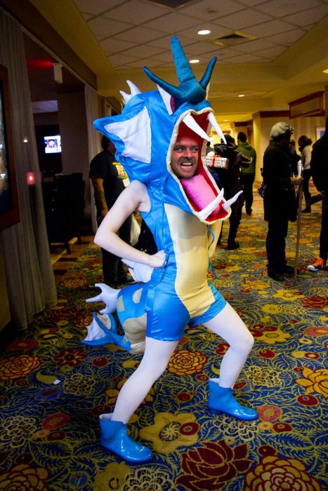 Chica vestida como el pokemon Gyarados con la cara de jack nicholson 