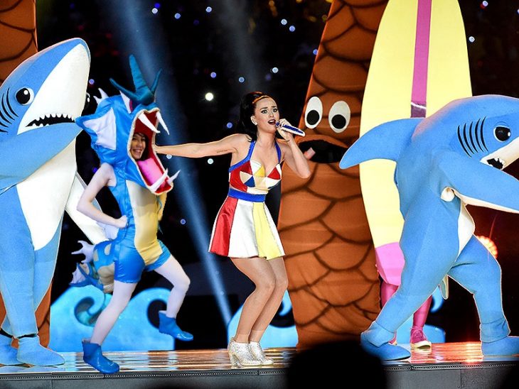 Chica vestida como el pokemon Gyarados bailando con katy perry 