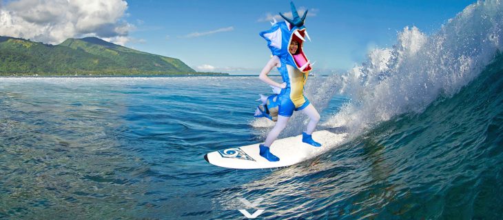 Chica vestida como el pokemon Gyarados surfeando 