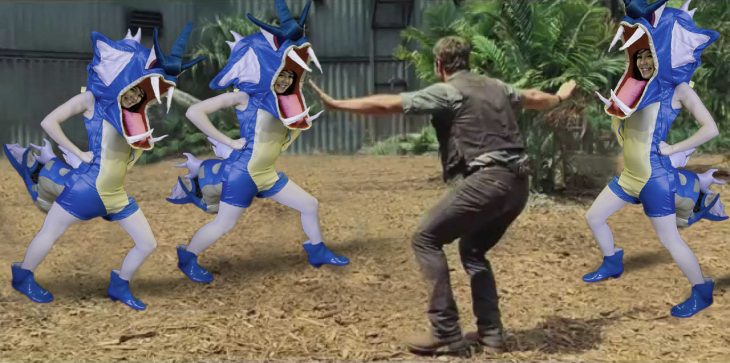 Chica vestida como el pokemon Gyarados en una escena de jurasic park 