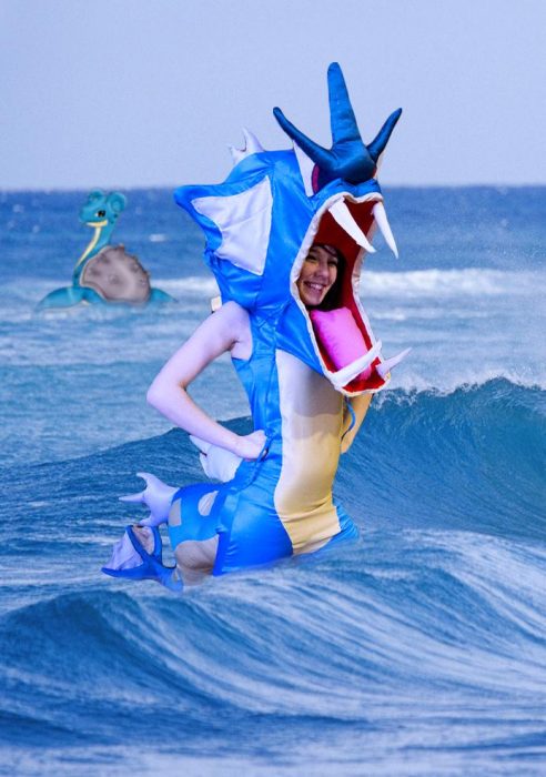 Chica vestida como el pokemon Gyarados en el mar