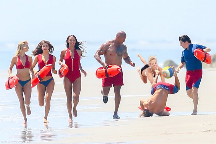 Batalla de photoshop Zac Efron jugando voleibol de playa 