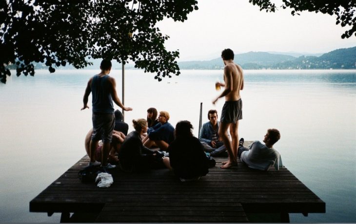 chicos y chicas en un lago divirtiendose 