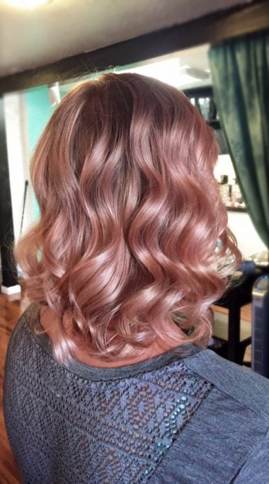 Chica usando el cabello hasta los hombros en un tono rosa-dorado