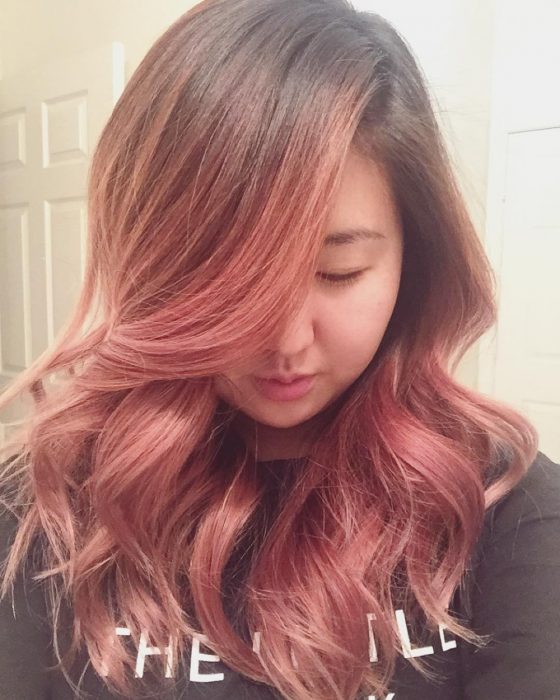 Chica con el cabello color rosa-dorado 