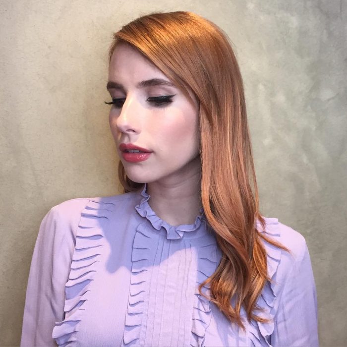 Emma roberts con el cabello pintado en color rosa-dorado con tonos en naranja 