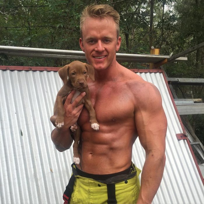 Bombero posando con perrito 