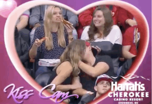 GIF Chica come pizza frente a la kiss cam 