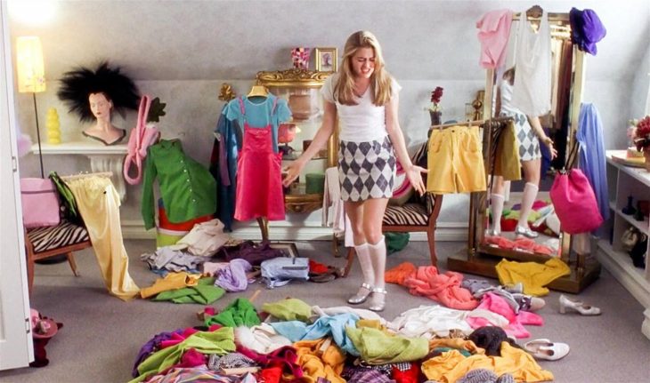 Escena de la película Clueless chica eligiendo ropa 