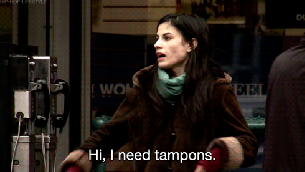 GIF chica pidiendo tampones 