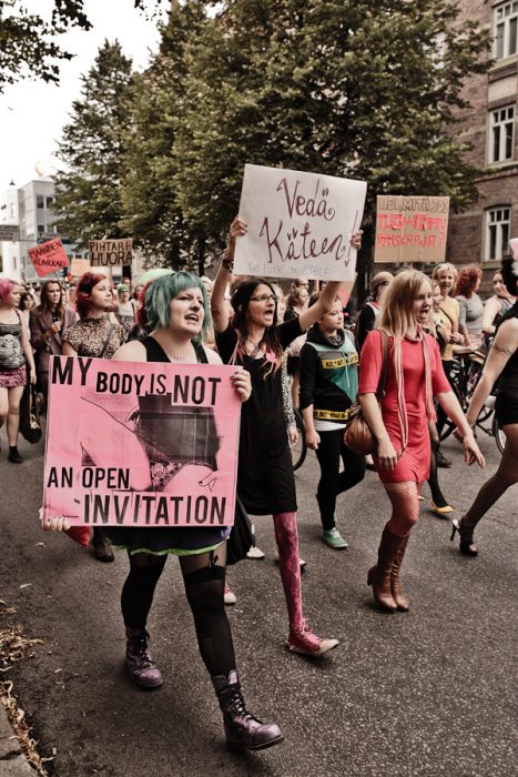 Chicas marchando por sus derechos 