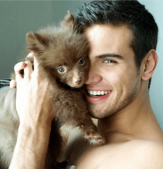 chico sonriendo y abrazando a su perro 