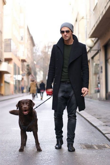 Chico paseando a su labrador café 