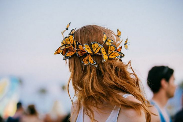 Chica usando una corona de mariposas 