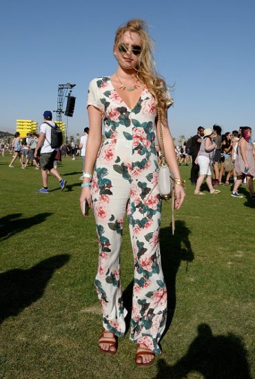 Chica con un jump suit con estampado de flores en el festival de coachella 2016