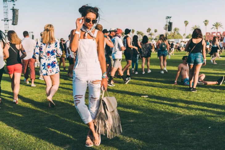 Chica usando un overol en coachella 2016