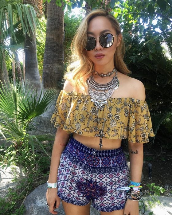 Chica con accesorios en el festival coachella 2016